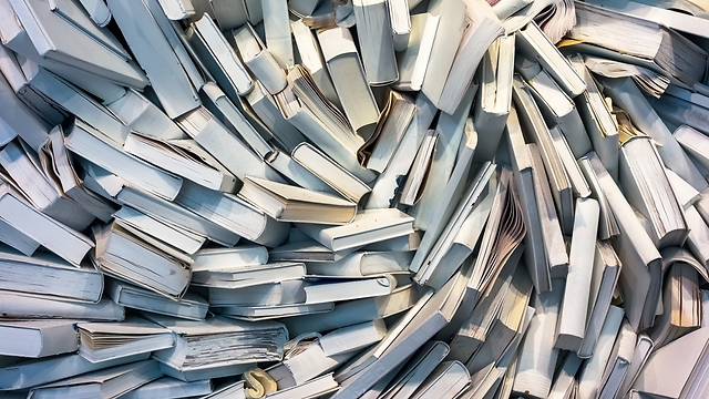 הרבה יותר מדי ספרים (צילום: shutterstock) ()