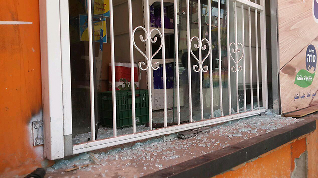 הנזק שנגרם לסופרמרקט לאחר הירי בטמרה (צילום: חסן שעלאן) (צילום: חסן שעלאן)