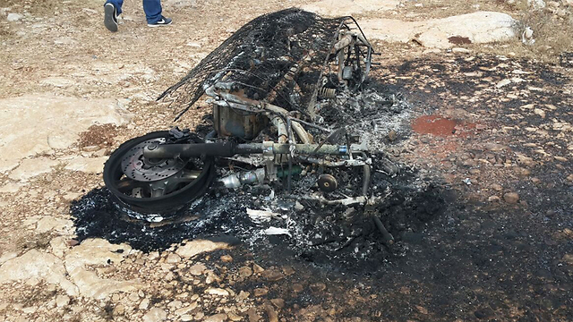 הקטנוע השרוף שלפי החשד שימש את היורים (צילום: חסן שעלאן) (צילום: חסן שעלאן)