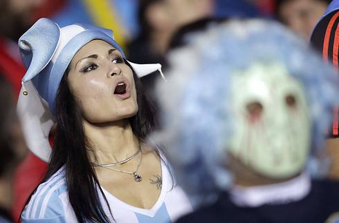לא חסרים גם ארגנטינאים שיעשו שמח ביציע (צילום: EPA) (צילום: EPA)