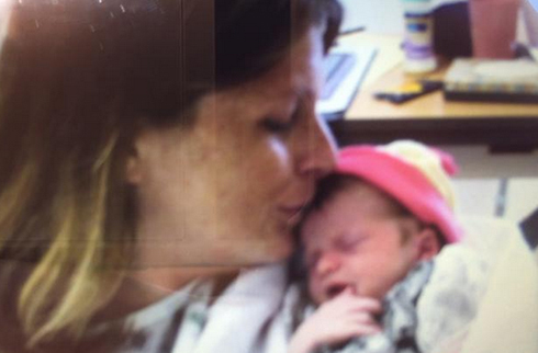 אמבר פנגבורן שרדה עם בתה התינוקת (צילום: KHSL) (צילום: KHSL)