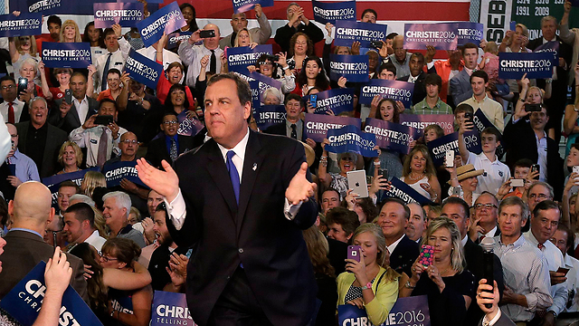 כריסטי מוציא לדרך את הקמפיין שלו לנשיאות בבית ספר תיכון ליבינגסטון בניו ג'רזי (צילום: AP) (צילום: AP)