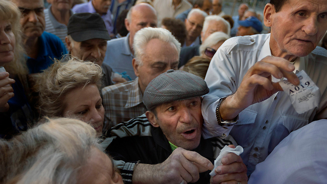 פנסיונרים בתור לבנק באתונה, ביולי (צילום: AP) (צילום: AP)