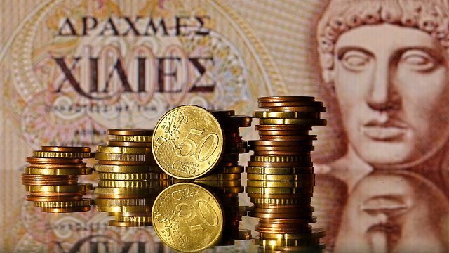 מטבעות אירו על רקע שטר כסף ישן של יוון (צילום: רויטרס) (צילום: רויטרס)
