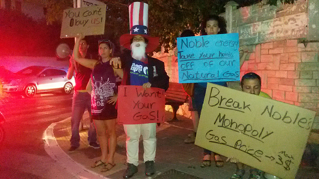 הפגנה נגד נובל אנרג'י מחוץ לבית השגריר (צילום: עדי פלד) (צילום: עדי פלד)