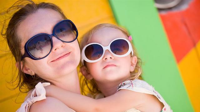 דווקא כשאנחנו לא בחופשה, אנחנו צריכים לשים לב יותר לילדים שלנו ולהגן עליהם מהשמש (צילום: shutterstock) (צילום: shutterstock)