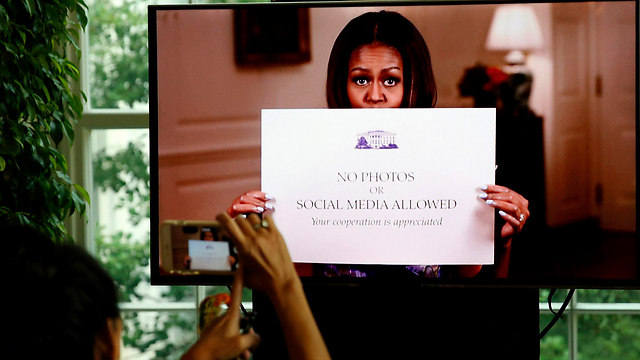 "אם ערכתם סיור בבית הלבן, ייתכן שראיתם את השלט הזה", אמרה מישל אובמה ואז קרעה את השלט לשניים (צילום: רויטרס) (צילום: רויטרס)