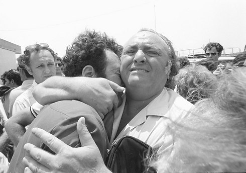 Hostages welcomed home (Photo: Avi Simchoni, Micky Tzarfati)