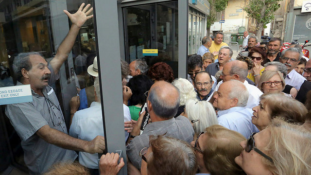 תור לבנק במהלך המשבר ביוון (צילום: רויטרס) (צילום: רויטרס)