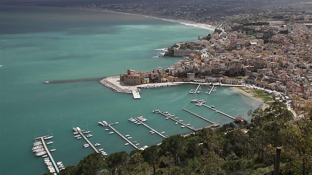 נוף מהחוף המזרחי של סיציליה Castellammare del Golfo (צילום: עינב ברזני) (צילום: עינב ברזני)