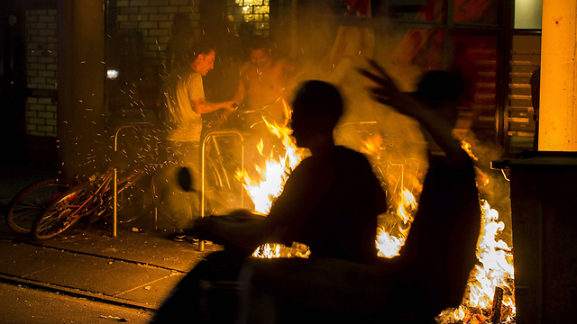 אש בהאג בלילה שעבר (צילום: EPA) (צילום: EPA)