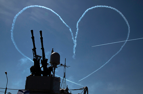 הצוות האווירובטי הרוסי "רוס" מצייר "לב" בשמיים במהלך סלון אווירי שארגן משרד ההגנה בסנט פטרבורג (צילום: AP) (צילום: AP)