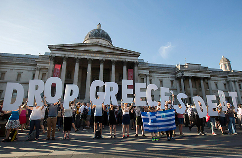 בכיכר טרפלגר שבלונדון נערכה הפגנת מחאה נגד הטיפול של הבנק המרכזי של אירופה במשבר החוב של יוון (צילום: רויטרס) (צילום: רויטרס)