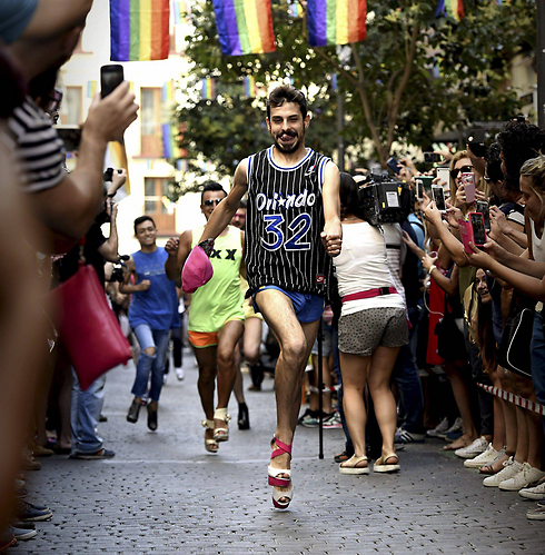 במדריד, בירת ספרד ערכו מרוץ על עקבים גבוהים כחלק מאירועי שבוע הגאווה (צילום: EPA) (צילום: EPA)