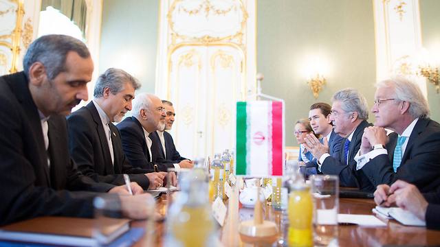 Iranian Foreign Minister Zarif meets with Austrian President Fischer and Austrian Foreign Minister Kurz in Vienna (Photo: EPA)