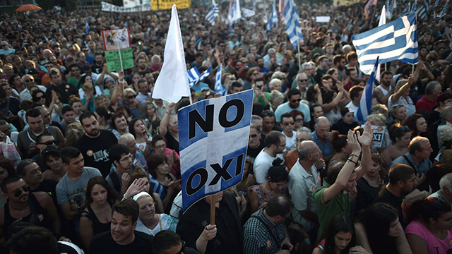 מפגינים באתונה, אמש (צילום: AFP) (צילום: AFP)