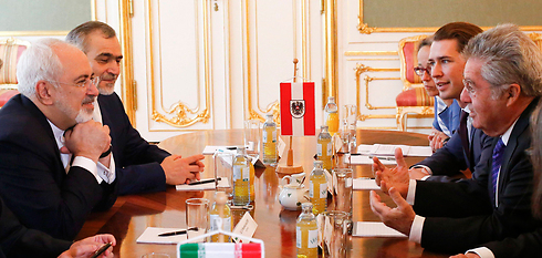 שר החוץ האיראני (משמאל, למטה) בשיחות הגרעין בווינה (צילום: רויטרס) (צילום: רויטרס)