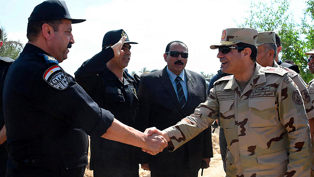 President Al-Sisi greets police officers in the Sinai (Archive photo: Reuters)
