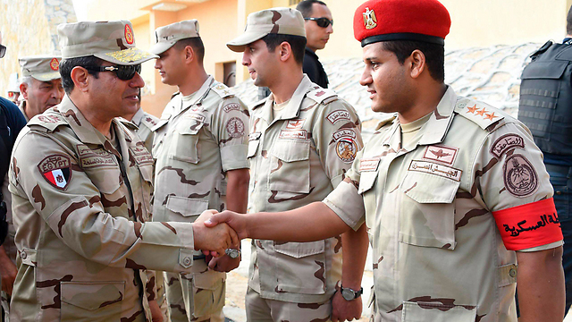 Sisi meets with troops in Sinai (Photo: Reuters)