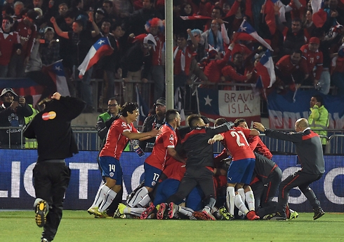 קבלו את האלופה שלכם. נבחרת צ'ילה חוגגת גביע (צילום: AFP ) (צילום: AFP )