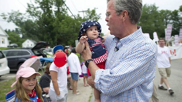 כמו פוליטיקאי משופשף. ג'ב בוש מצטלם עם תינוקת בניו המפשייר (צילום: רויטרס) (צילום: רויטרס)