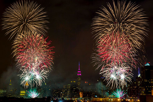 בארצות הברית חגגו יום הולדת 239 ב-4 ביולי, הלא הוא יום העצמאות האמריקני. בתצלום: זיקוקי די-נור מעל העיר ניו יורק (צילום: רויטרס) (צילום: רויטרס)