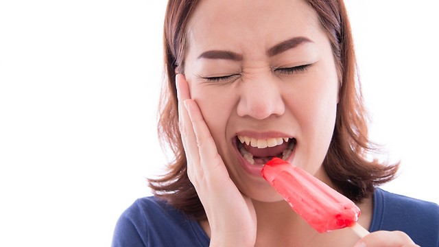 ליקוק גלידה עלול להוביל לנפיחות בשפתיים ובלשון ולחסימה בדרכי הנשימה (צילום: shutterstock) (צילום: shutterstock)