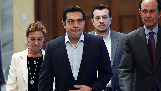 ראש ממשלת יוון אלכסיס ציפרס (מלפנים) (צילום: AFP) (צילום: AFP)