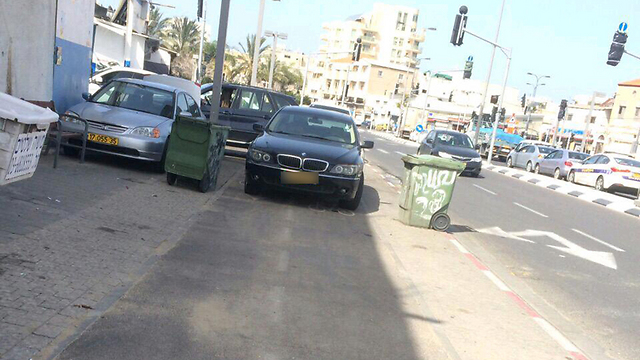 מחסום של פחים ומכוניות בדרום תל אביב (צילום: עופר אלכסנדר ) (צילום: עופר אלכסנדר )