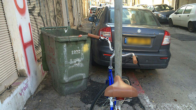 מכשול דרמטי: מכונית, אופניים, עמוד ופח אשפה (צילום: עופר אלכסנדר ) (צילום: עופר אלכסנדר )