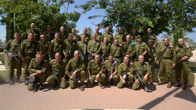 קציני ומפקדי צה"ל בתחקור הראשוני של צוק איתן. סוף אוגוסט 2014 (צילום: דובר צה"ל) (צילום: דובר צה