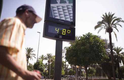 לא, אתם לא טועים - 48 מעלות על השלט אתמול בקורדובה, ספרד (צילום: EPA) (צילום: EPA)