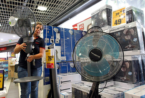 מאווררים בחנות למוצרי חשמל במארסיי, צרפת (צילום: AP) (צילום: AP)