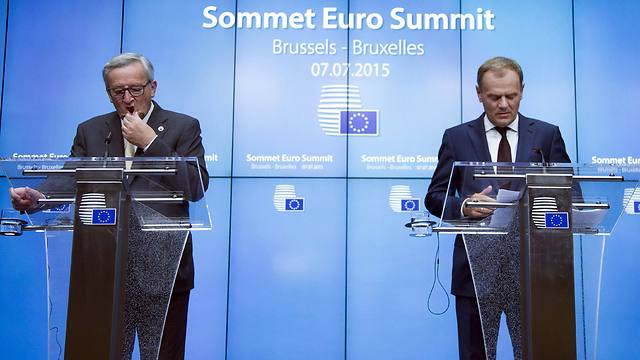 בכירי האיחוד האירופי דונלד טוסק וז'אן קלוד יונקר מציגים את התנאים ליוון (צילום: רויטרס) (צילום: רויטרס)