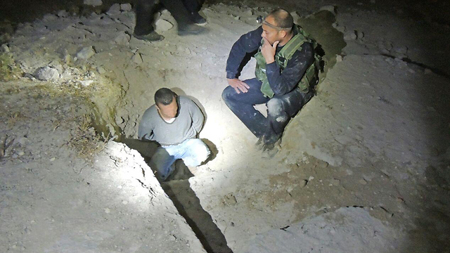 מעצר החשודים במערה (צילום: היחידה למניעת שוד ברשות העתיקות) (צילום: היחידה למניעת שוד ברשות העתיקות)