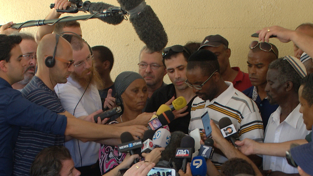 Mengistu's family speaking to the press (Photo: Avi Rokach)