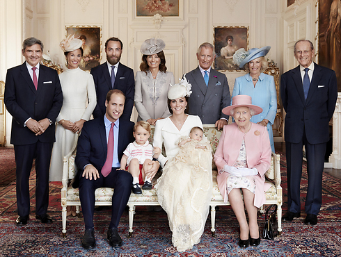 משפחת המלוכה הבריטית בתמונה רשמית לרגל הטבלתה של הנסיכה שרלוט בבית סנדרינגהם (צילום: gettyimages/Mario Testino /Art Partner) (צילום: gettyimages/Mario Testino /Art Partner)