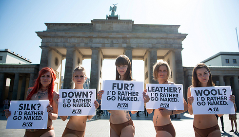 פעילים לזכויות בעלי חיים החברים בארגון PETA מפגינים מול שער ברנדנבורג במהלך שבוע האופנה בברלין נגד השימוש בפרוות (צילום: EPA) (צילום: EPA)