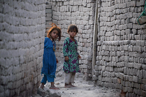 ילדות אפגניות שברחו ממחוז נאנגרהאר לג'לאלבאד על רקע איומי ארגון דאעש שיעזבו את בתיהם. הרשויות מסרו כי יותר מ-250 משפחות עברו למחוז ג'לאלבאד (צילום: AFP) (צילום: AFP)