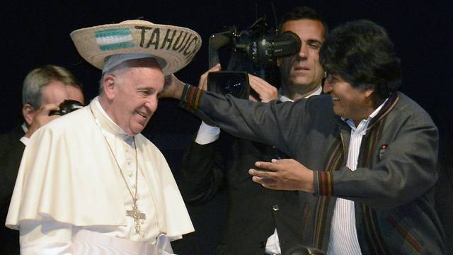 מוראלס והאפיפיור משתעשעים (צילום: EPA) (צילום: EPA)