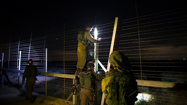 חיילי צה"ל מתקנים את גדר המערכת השבוע  (צילום: רויטרס) (צילום: רויטרס)