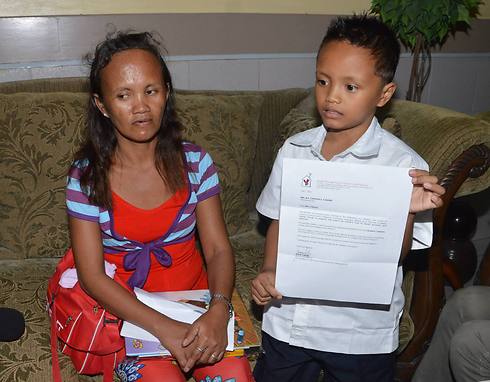 לצד אמו, "לא היה לי כסף לתת לו לארוחת צהריים" (צילום: AFP) (צילום: AFP)
