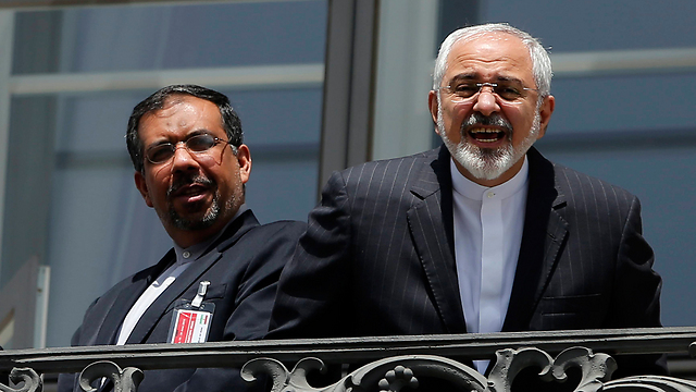 יש לו סיבה טובה לחייך? שר החוץ האיראני זריף (צילום: AP) (צילום: AP)