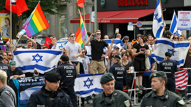 Pro-Israel counter-protest (Photo: Reuters)