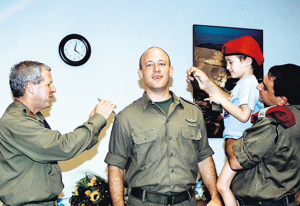שומע יוונית ומבשל לילדים מקלובה. לוטן ובנו הבכור, כיום קצין בצה"ל, בטקס הענקת דרגות (קרדיט ידיעות אחרונות) שומע יוונית ומבשל לילדים מקלובה. לוטן ובנו הבכור, כיום קצין בצה"ל, בטקס הענקת דרגות (קרדיט ידיעות אחרונות)