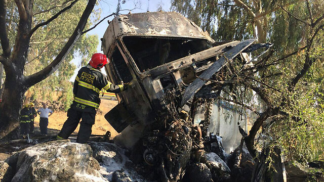 נהג משאית נספה לאחר שמשאיתו עלתה באש  (צילום: שירותי כיבוי אש והצלה מחוז צפון) (צילום: שירותי כיבוי אש והצלה מחוז צפון)