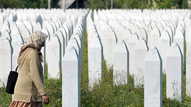 קברי נרצחים בטבח סרברניצה שבוצע במלחמת בוסניה (צילום: AFP) (צילום: AFP)