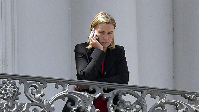 שרת החוץ האירופאית פדריקה מוגריני במרפסת המלון בווינה (צילום: EPA) (צילום: EPA)