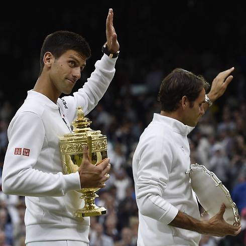 שוב היה נגד העולם. שוב ניצח. ג'וקוביץ' עם פדרר והגביע (צילום: AP) (צילום: AP)
