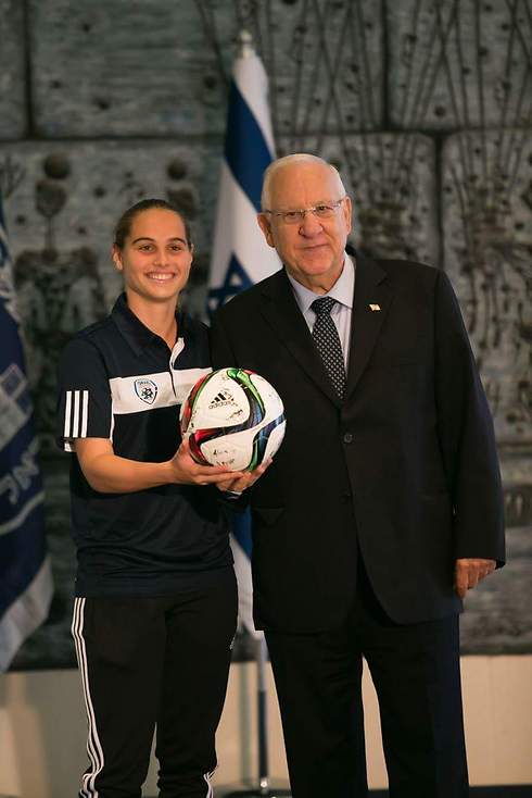 שי פרל מעניקה לנשיא כדור חתום (צילום: ההתאחדות לכדורגל) (צילום: ההתאחדות לכדורגל)